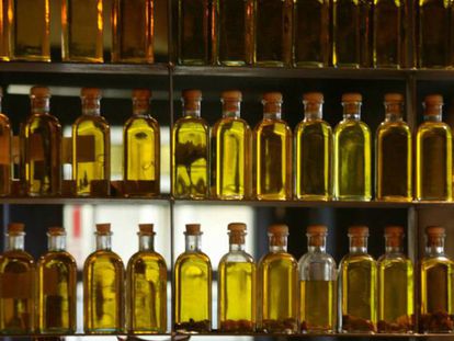 Botellas de aceite de oliva en una estantería.