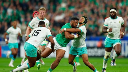 El irlandés Bundee Aki, en acción contra el sudafricano Kurt-Lee Arendse.
