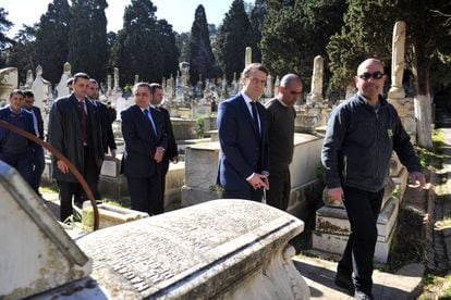 Emmanuel Macron, tercero desde la derecha, camina en Argel entre las tumbas del cementerio Bologhine, el pasado martes.