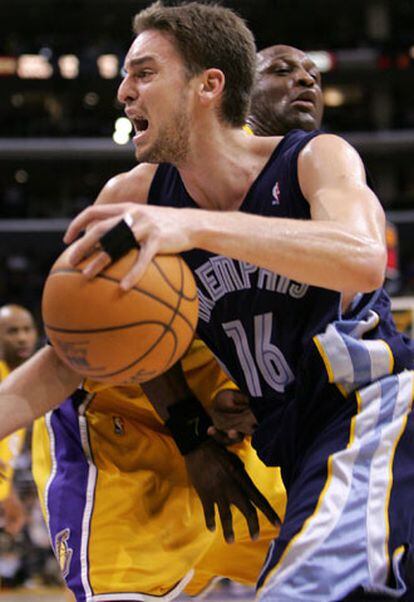 Gasol intenta penetrar a canasta ante Odom, de los Lakers.