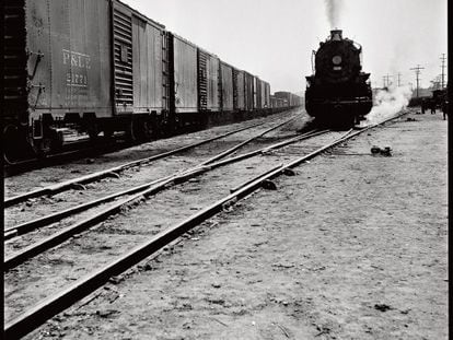 Fotografía de Rulfo de una locomotora en un cambio de vía.