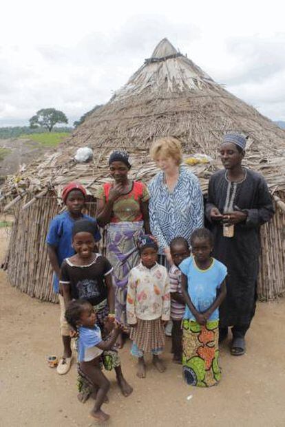 Edna O'Brien, en uno de sus viajes a Nigeria con víctimas de Boko Haram.