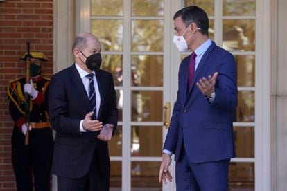 El canciller alemán, Olaf Scholz, y el presidente del Gobierno español, Pedro Sánchez, el lunes en La Moncloa.