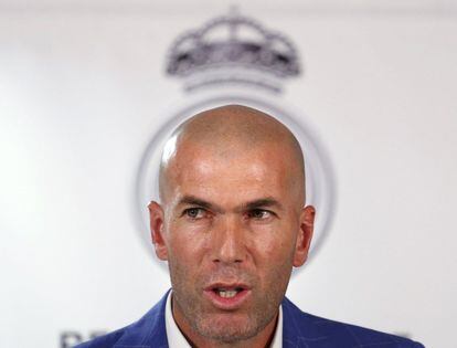 Zidane durante una rueda de prensa en el Santiago Bernabeu el 4 de enero de 2016 tras ser presentado como entrenador. 