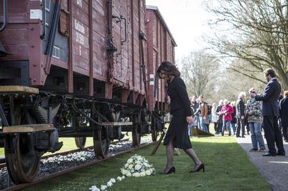 Anouchka van Miltenburg, una política neerlandesa coloca flores en las vías del tren en el campo de concentración de Westerbork el 12 de abril de 2015.