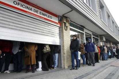 Varias personas aguardan turno en una Oficina de Empleo en el barrio de Santa Eugenia en Madrid.