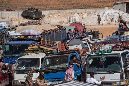 Refugiados sirios se identifican ante las fuerzas de seguridad libanesas durante un retorno organizado este verano desde la localidad de Arsal y fronteriza con Siria