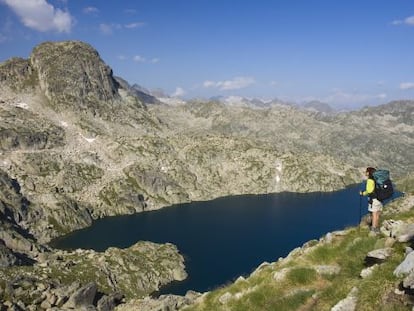 Senderista en el parque nacional de Aigüestortes, en el Pirineo catalán.