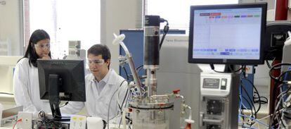 Trabajadores de un laboratorio de biocombustibles en Paulinia (Brasil).