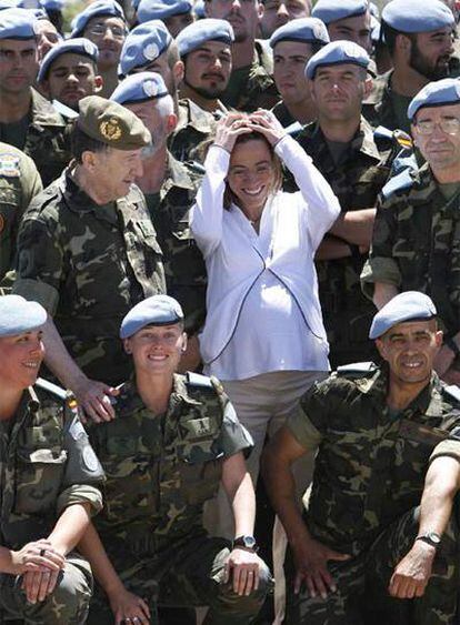 Carme Chacón, junto a jefes militares y soldados españoles en la base Miguel de Cervantes.