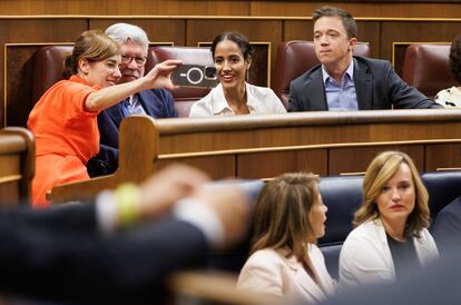 Los diputados de Sumar, desde la izquierda, Marta Lois, Agustín Santos, Teslem Andala e Íñigo Errejón se hacían un selfi en el Congreso, este viernes. 