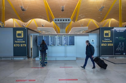 Pasajeros caminan por el aeropuerto Adolfo Suárez Madrid-Barajas.