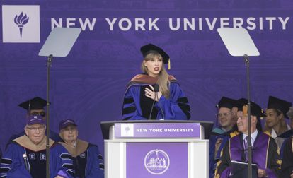 Taylor Swift, durante su discurso en la ceremonia de graduación de la Universidad de Nueva York, en el Yankee Stadium, tras recibir el doctorado honorífico, este miércoles.