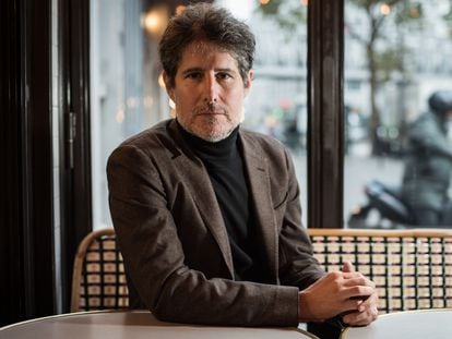 El escritor Giuliano da Empoli, en un café de París, el 3 de octubre.