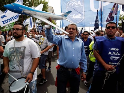 Decenas de trabajadores aeronáuticos se manifiestan contra las compañías 'low cost' en Argentina.