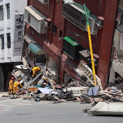 水曜日、台湾南東部の花蓮市で発生した地震の後、倒壊した建物の救援活動を行う救急隊員。 