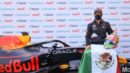 Sergio 'Checo' Pérez posa con su coche, este martes en Ciudad de México.