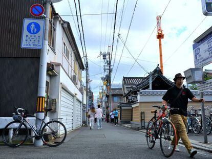 Un ciclista ante un aparcamiento solo para bicis en Kioto.