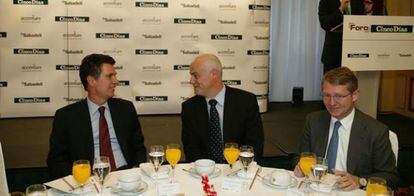 Jaime Guardiola, consejero delegado del Banco Sabadell, José Manuel Campa, secretario de Estado de Hacienda, y Vicente Moreno, presidente de Accenture