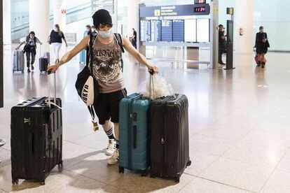 Arribada dels primers vols a la T-1 de l'aeroport de Barcelona després de l'obertura de fronteres.