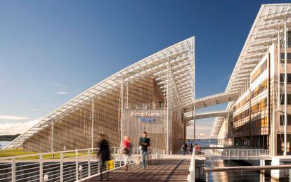 Entrada al museo Astrup Fearnley, proyectado por Renzo Piano en el distrito de Tjuvholmen, en Oslo.