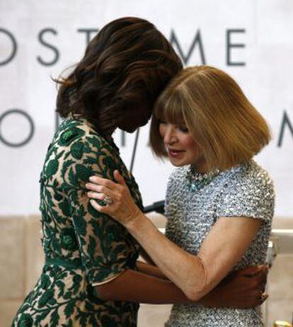 Michelle Obama junto a la editora de 'Vogue', en la inauguración del museo de Anna Wintour Nueva York, el pasado mayo.