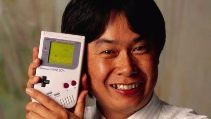 Shigeru Miyamoto, creador de Mario, con una Game Boy, en 1992.