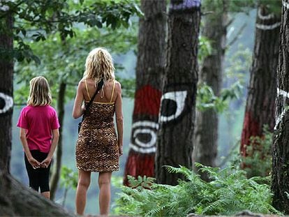 Turistas en el bosque de Oma en Kortezubi.