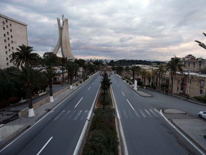 Avenida vacía en el centro de Argel, el pasado miércoles 8 de abril, durante la alarma sanitaria decretada por el Gobierno.