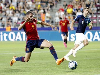 Abel Ruiz trata de controlar el balón durante el España-Croacia del Europeo Sub-21 de selecciones.