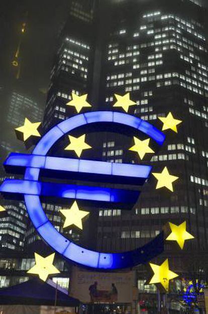 Letrero luminoso con el símbolo del euro ante el edificio del Banco Central Europeo (BCE) en Fráncfort (Alemania). EFE/Archivo
