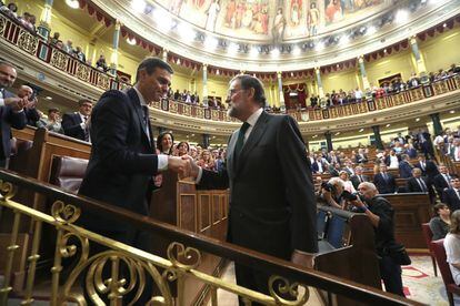 Saludo entre Pedro Sánchez, nuevo presidente del Gobierno, y Mariano Rajoy en el hemiciclo.