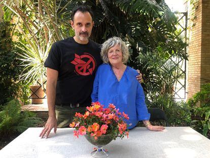 Carlos Umaña, copresidente de ICAN, la Campaña Internacional para Abolir las Armas Nucleares, y Matilde Ferrer, la creadora de la rosa, en el Jardí Botànic de Valencia.