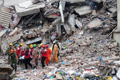 Personal de emergencias sacan el cadáver de una persona entre los escombros del edificio Rana Plaza de Dacca en Bangladesh, donde se ubicaban varias fábricas textiles. Ha provocado hasta el momento la muerte de un total de 382 personas, aunque aún sigue habiendo cientos de desaparecidos.