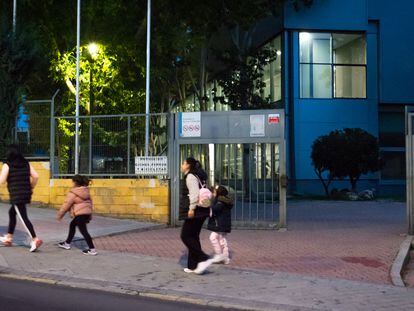 Entrada del centro deportivo municipal Las Palomeras, en Vallecas (Madrid), uno de los ocho donde se impartían las clases de psicomotricidad infantil.