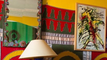 El apartamento de Roland Beaufre en Tánger se sitúa en uno de los barrios modernos de la ciudad. En esta imagen puede apreciarse uno de los 'haitis' o tapices para pared marroquíes con los que el fotógrafo revistió el piso.