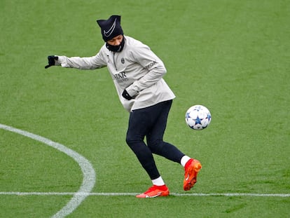 Kylian Mbappe, durante el entrenamiento del PSG, ayer en Poissy.