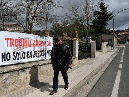 Un vecino de Treviño pasea junto al único cartel que sitúa al Condado en elecciones.