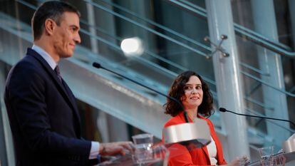 El presidente del Gobierno, Pedro Sánchez, y la presidenta de la Comunidad de Madrid, Isabel Díaz Ayuso, tras reunirse en 2020.