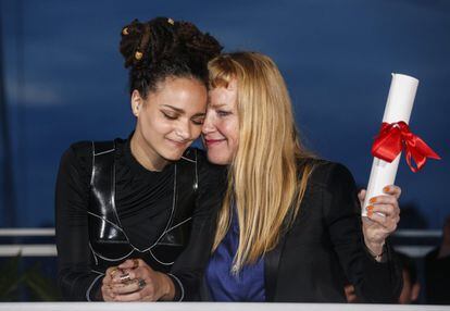 La directora Andrea Arnold, derecha, posa con la actriz Sasha Lane después de recibir el premio del jurado por su película 'American Honey'.