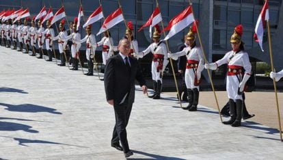 El presidente de Rusia, Vladimir Putin, es recibido con guardia militar este lunes en Brasilia (Brasil).