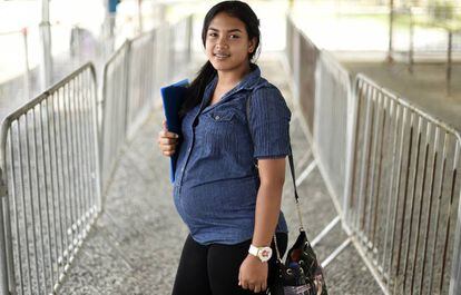 La venezolana Andrea Rodriguez, de 20 años, atraviesa la frontera brasileña para hacer exámenes médicos.
