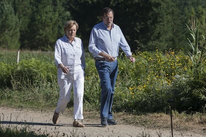 Angela Merkel y Mariano Rajoy caminan juntos un tramo del Camino de Santiago, el 24 de agosto de 2014.