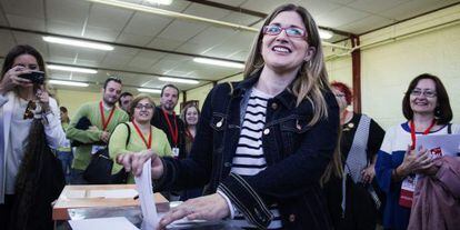 La candidata de IU, Raquel López, vota este domingo.