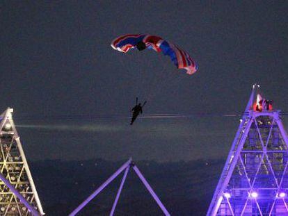 El paracaidista Mark Sutton durante su intervenci&oacute;n en la inauguraci&oacute;n de los Juegos Ol&iacute;mpicos de Londres 2012.