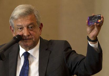 López Obrador muestra una tarjeta prepago supuestamente entregada por el PRI a votantes.