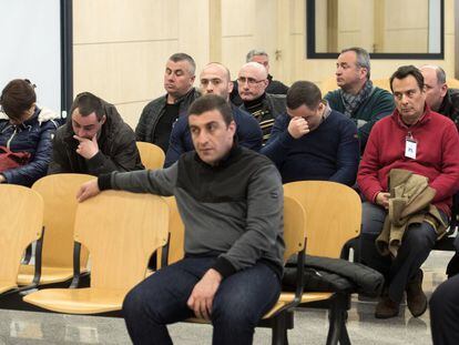 El jefe mafioso Kakhaber Sushanashvili, en primer plano, junto a otros integrantes de la organización durante el juicio en la Audiencia Nacional.