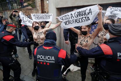 El colectivo Femen protesta ante la llegada del candidato de Vox, Ignacio Garriga, a su colegio electoral de Barcelona.