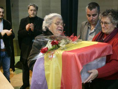 Entrega de restos de víctimas del franquismo a sus familiares, en Cambados (Pontevedra) en 2010.