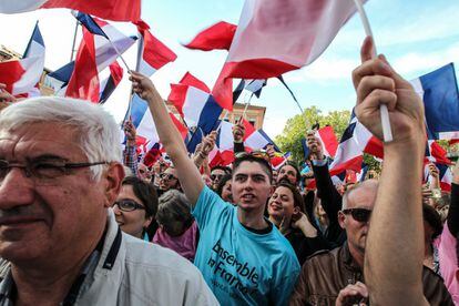 Votantes del candidato a la presidencia de Francia por el movimiento En Marche!, Emmanuel Macron, escuchan su discurso durante un acto de campaña en Albi (Francia).